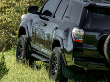 Load image into Gallery viewer, Cali Raised 10-24 Toyota 4Runner Step Ed Bolt On Rock Sliders - No Kick Out/No Filler Plate/BedLiner