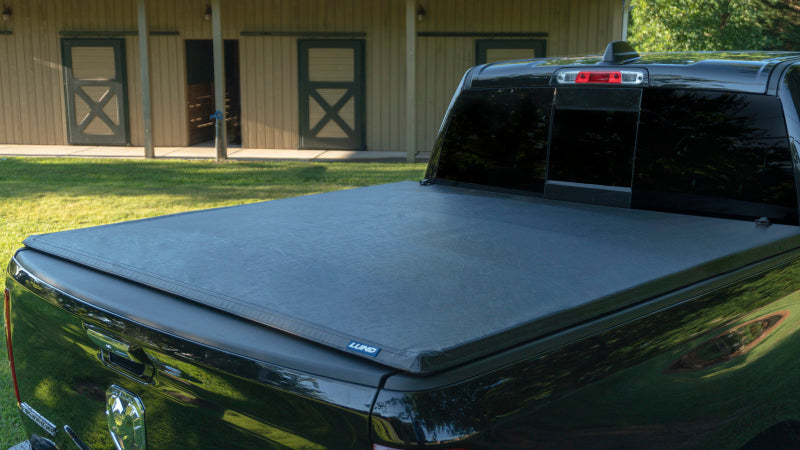 Lund 19-23 RAM 1500 (5.5ft Bed w/o RamBox Cargo Mgmt) Genesis Tri-Fold Tonneau Cover - Black